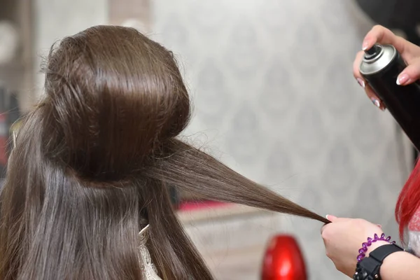 Ženský Sprej Hlavu Vlasy Dívka Kadeřnice Aplikuje Lak Vlasy Při — Stock fotografie