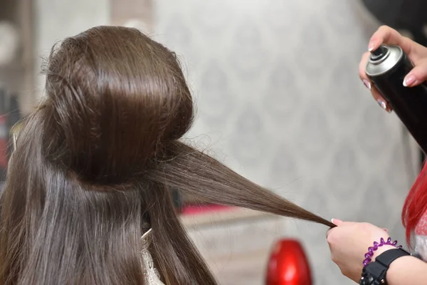 Cabeça Feminina Spray Cabelo Menina Cabeleireiro Aplica Borrifo Cabelo Criando — Fotografia de Stock