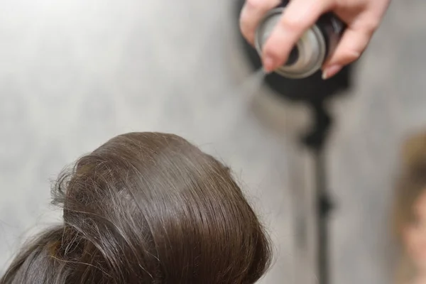 Vrouwelijke Hoofd Haar Spray Het Meisje Kapper Brengt Haarlak Bij — Stockfoto