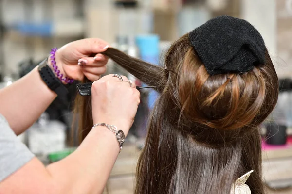 美容師は女の子のクライアントのためのボリュームのある 大きな髪型を作成します — ストック写真