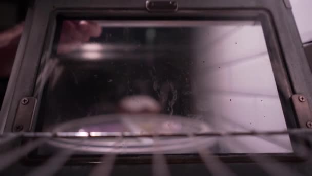 Una pentola di argilla per fare il porridge è posto nel forno. Vista dall'interno del forno . — Video Stock