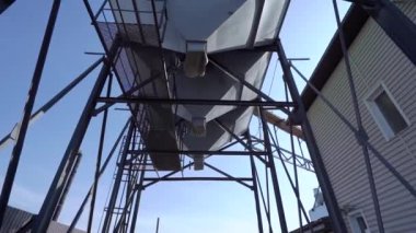 Kamyonlara yükleme için silo. Kamyonların üstüne hızlı yükleme için tahıllı büyük silo tankları.