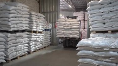 Stariy Oskol, Rusya - 4 Mart 2020: Depoda bir forklift kamyonu dolaşır ve yem torbaları taşır. Hayvan yemi üretimi