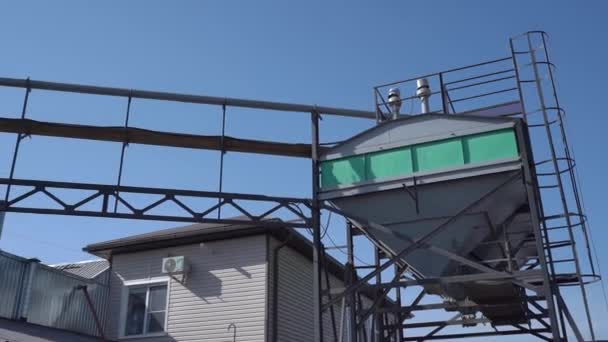 Silo voor het laden in vrachtwagens. Grote silotanks met graan voor snel laden op vrachtwagens. — Stockvideo