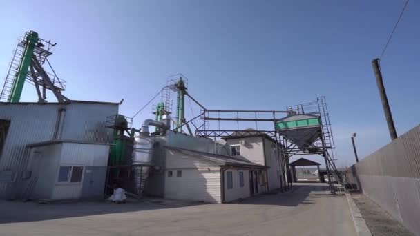 Továrna na krmení zvířat, exteriér proti modré obloze. — Stock video