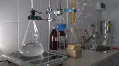 Stariy Oskol, Rusya - 4 Mart 2020: Fabrikadaki bir laboratuvardaki kimyasal analiz sürecinde cam test tüpleri ve sıvılar.