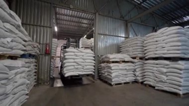 Stariy Oskol, Rusya - 4 Mart 2020: Depoda bir forklift kamyonu dolaşır ve yem torbaları taşır. Besleme üretim tesisi