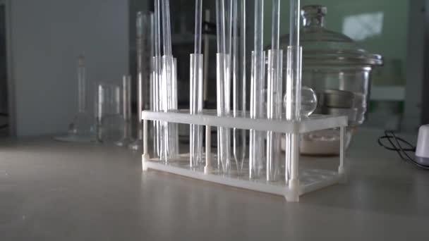 Tubes à essai en verre pour analyse en laboratoire sur le bureau. Gros plan 