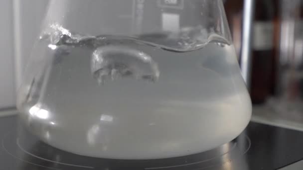 研究室での研究プロセス中にガラス試験管に水を沸騰させます。閉鎖 — ストック動画