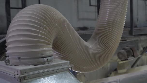 Stora korrugerade ventilationsrör i fabrik, närbild — Stockvideo