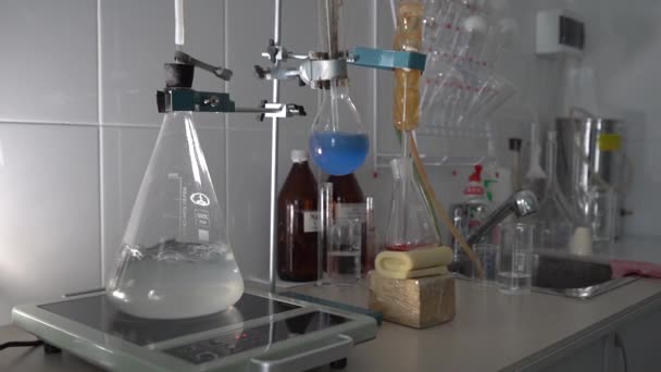 Stariy Oskol, Rusko - 4. března 2020: Skleněné zkumavky a kapaliny na procesu chemické analýzy v laboratoři v továrně. — Stock video