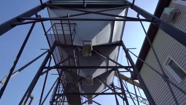 Silo for loading in trucks. Large silo tanks with grain for quick loading on top of trucks. Feed production plant — Stock Video