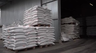 Kırsal hayvanlar için katlanmış beyaz yem torbalarıyla üretim deposu