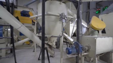 Kırsal hayvanlar için besin üretimi için bitki ve ekipman karışımı. Besleme üretim tesisi