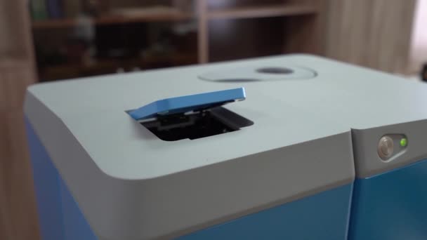 Vérification d'essai des indicateurs de grain sur un analyseur moderne en laboratoire. Gros plan 