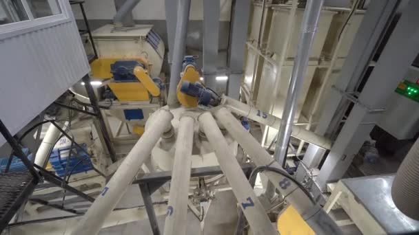 Installations et équipements pour le mélange d'ingrédients destinés à la fabrication d'aliments pour animaux en milieu rural. Unité de production d'aliments pour animaux — Video