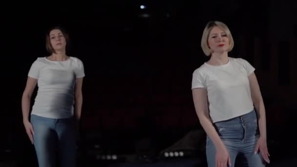 Las mujeres adultas bailan en el escenario en la oscuridad. Escuela Latinoamericana de Danza para Mujeres . — Vídeos de Stock