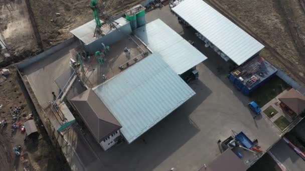 Малий завод з виробництва кормів для тварин, аерофотозйомка 4k — стокове відео