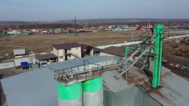 Pequeña planta de fabricación de piensos para animales, imágenes aéreas de 4k — Vídeo de stock