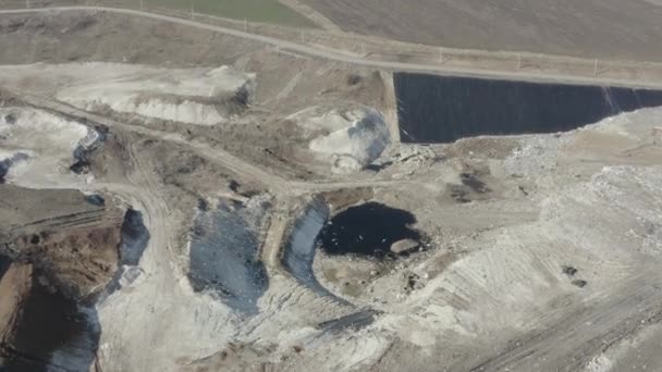 Vista aérea de un vertedero de residuos industriales. Concepto de ecología. Pájaros en la basura — Vídeo de stock