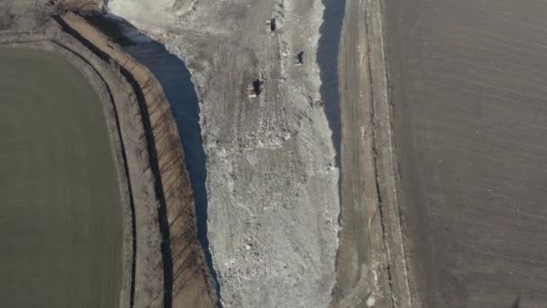 Luftaufnahme einer Deponie für Industrieabfälle. Ökologiekonzept. Vögel im Müll — Stockvideo