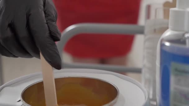 탈수에 사용하는 황색 왁스는 히터에서 녹는다. 아름다움과 피부 관리 개념 — 비디오