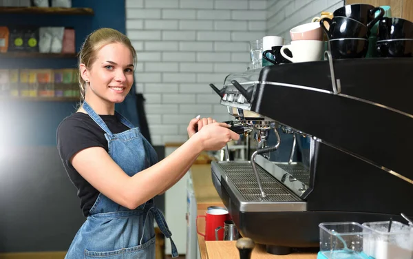 Fiatal Lány Munkahelyén Kávéfőző Mellett Áll Mosolyog Csinos Szőke Dolgozik — Stock Fotó