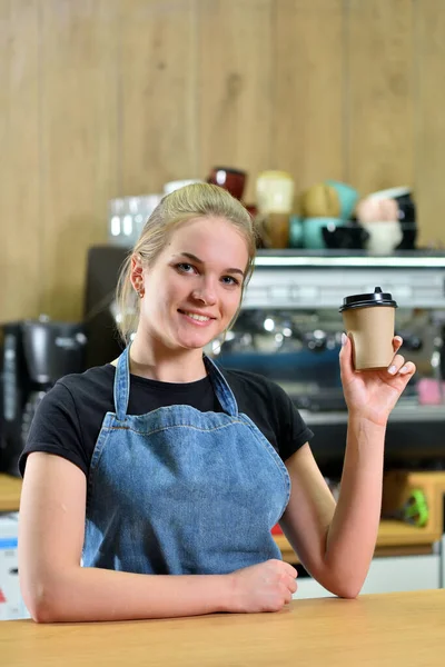 Egy Fiatal Csapos Lány Farmerben Kötényben Egy Kávéfőző Hátterében Kávét — Stock Fotó
