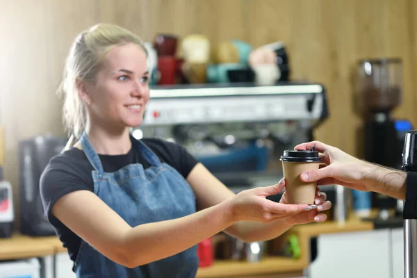 Csapos Lány Kávét Vevőnek Egy Papírkupában Kisvállalkozások Emberek Szolgáltatási Koncepció — Stock Fotó