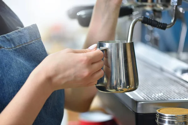 Csapos Készít Kávét Egy Kávéfőző Gép Ostor Tej Gőz Kéz — Stock Fotó