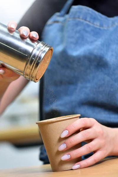 Barista Kávét Főz Fahéjport Hozzá — Stock Fotó