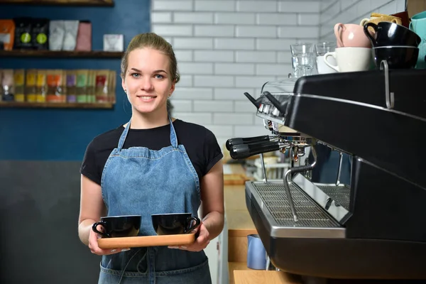 Barista Csaposa Egy Fiatal Lány Egy Kávézóban Két Bögre Kávét — Stock Fotó