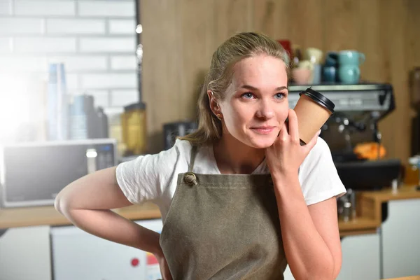 Egy Fiatal Barista Lány Egy Papírpoharat Tart Kávéval Kezében Kisvállalkozói — Stock Fotó