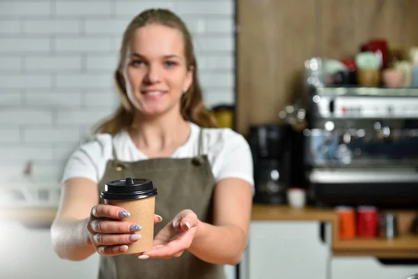 Fiatal Lány Csapos Barista Nyújtja Kezét Egy Papír Csésze Elvitelre — Stock Fotó