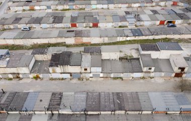 Araba garajlarının havadan görünüşü. Ulaşım kavramı