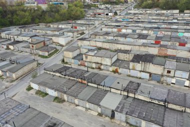 Birçok özel garaj için hava manzaralı bir yer. Ulaşım kavramı