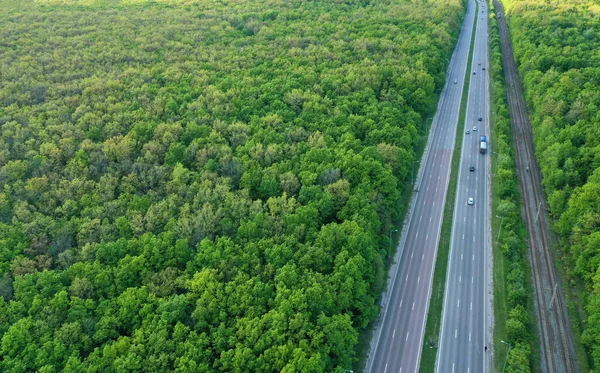 Vista Aérea Uma Estrada Através Uma Floresta Verde Brilhante — Fotografia de Stock