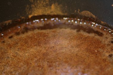 Hurmanın öğütülmüş tohumlarından kafeinsiz kahve yapmak. Ev yapımı kahve. Sağlıklı yaşam tarzı.