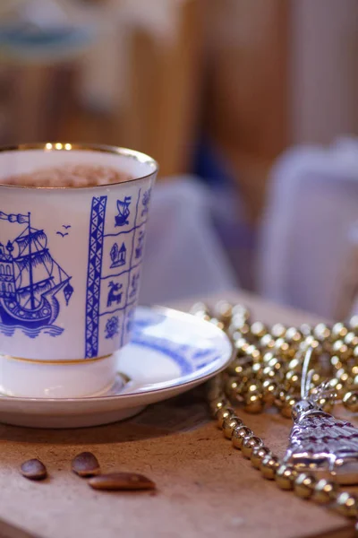 Decaffeinated Kopi Dalam Cangkir Putih Dengan Perahu Biru Kopi Buatan — Stok Foto