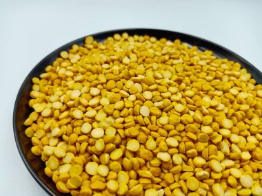 Beyaz arkaplanda izole edilmiş toor dal veya bölünmüş sarı