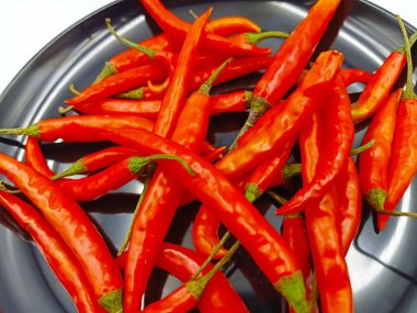 Siyah tabakta kırmızı biber grupları 