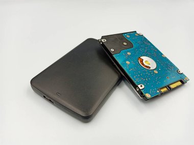 dizüstü bilgisayarın sabit diski beyaz arkaplanda izole edildi