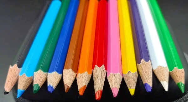 黒の背景に色鉛筆をクローズ アップ — ストック写真