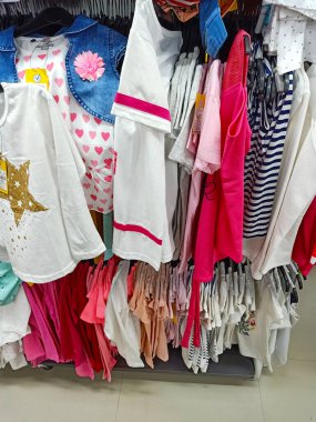 Kumaş mağazasında farklı türde elbiseler