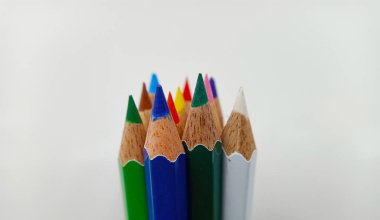 Beyaz arkaplanda izole edilmiş renkli kalemler