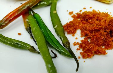 Kızarmış yeşil, acı soslu.