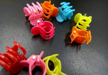 Siyah arkaplanda renkli saç tokaları