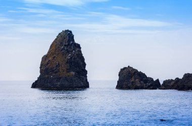 Acitrezza Kiklops 'un kayaları, Catania, Sicilya' daki deniz yığınları...