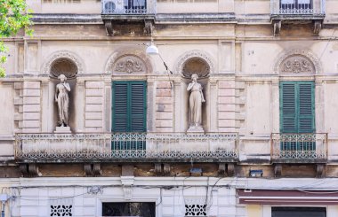 Geleneksel mimar Catania 'da tarihi bir binada balkon.