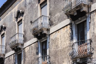 Geleneksel mimar Catania 'da tarihi bir binada balkon.